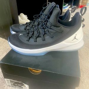 Mens 9.5 Jordan ultra fly 2low